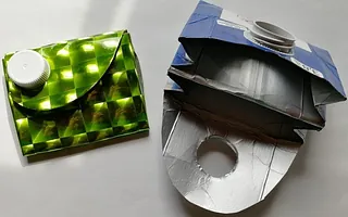 Zwei zerdrückte Tetra Paks.