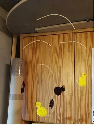 Kerze und Holzwand mit Dekoration.