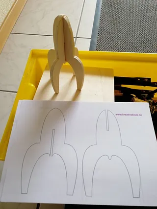 Papiervorlage auf gelbem Tablett.